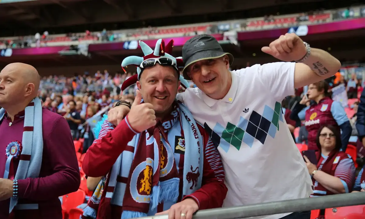 Los fanáticos del Aston Villa y el Newcastle United mientras el dinero y la gloria chocan en la realidad del fútbol actual