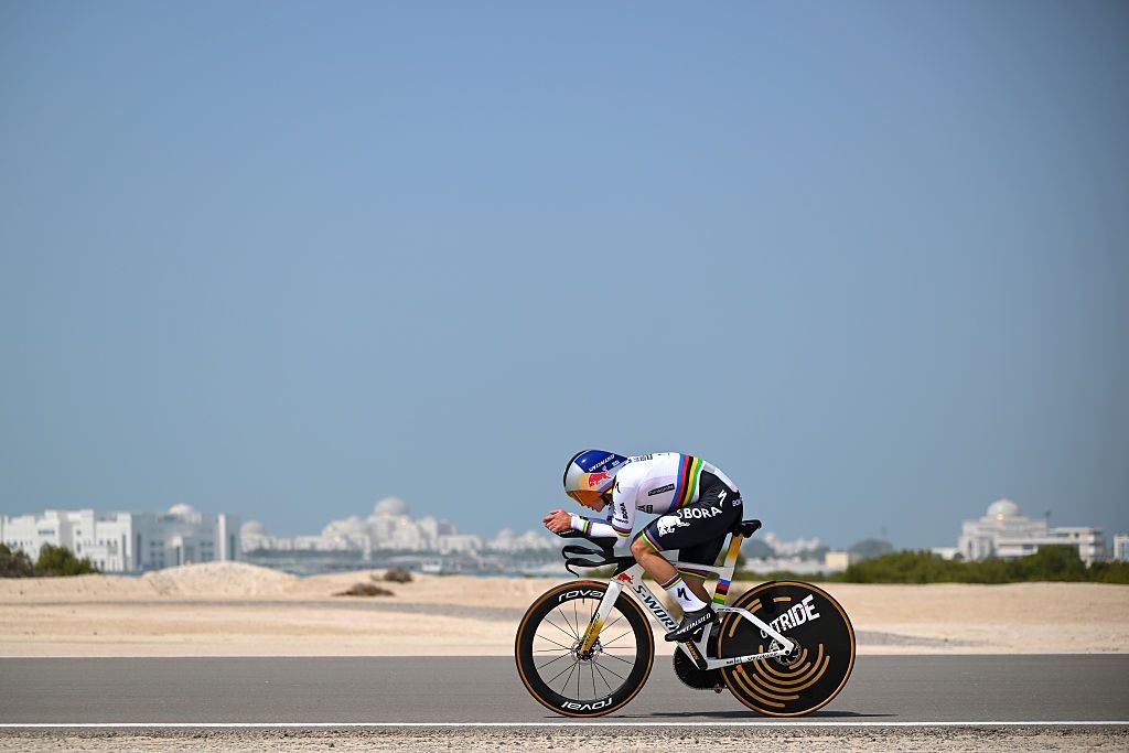 UAE Tour: Remco Evenepoel se hace con el maillot de líder con una contundente victoria contra el crono durante la segunda etapa