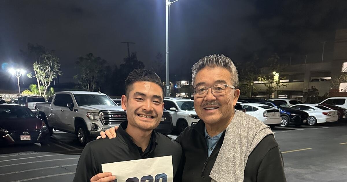 El entrenador de primer año Corey Kitani tiene a Carson en los cuartos de final del City DII