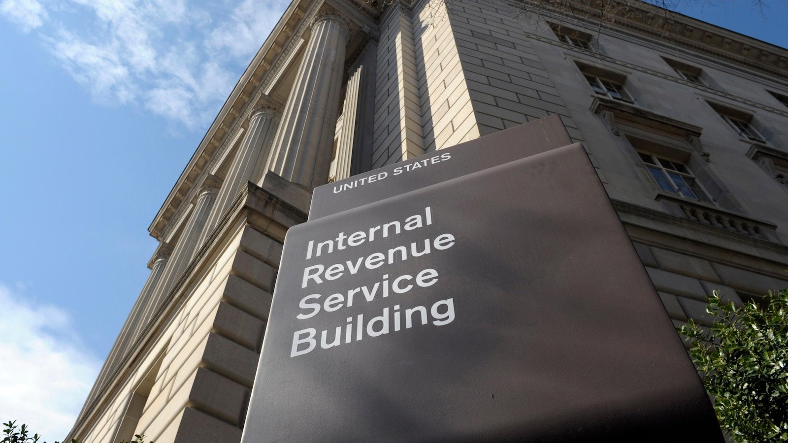 IRS violó la ley al revelar información confidencial a ICE 42,695 veces: juez