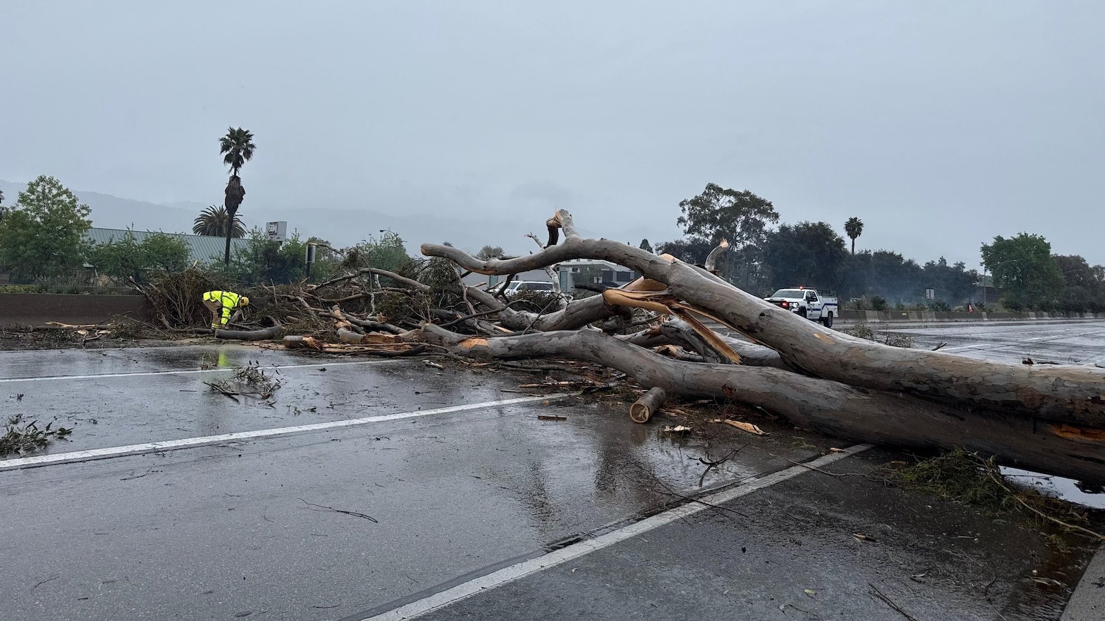 California golpeada por una tormenta invernal con fuertes vientos y fuertes lluvias y nieve
