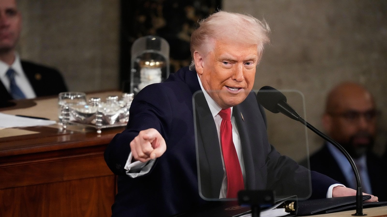 La mayoría de los estadounidenses ven a Irán como un enemigo, pero dudan del juicio de Trump sobre la fuerza militar, según una encuesta de AP-NORC