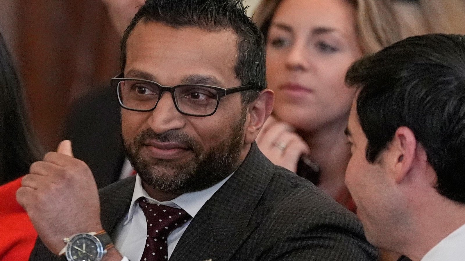 El director del FBI se une al equipo de hockey masculino de EE. UU. en la celebración en el vestuario por la medalla de oro olímpica