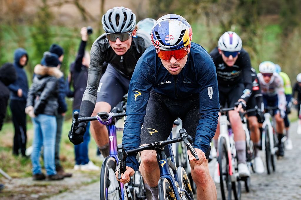 “Congelado desde el principio” – Tom Pidcock no tuvo un buen comienzo porque el choque térmico y las caídas le costaron caro en Omloop Het Nieuwsblad