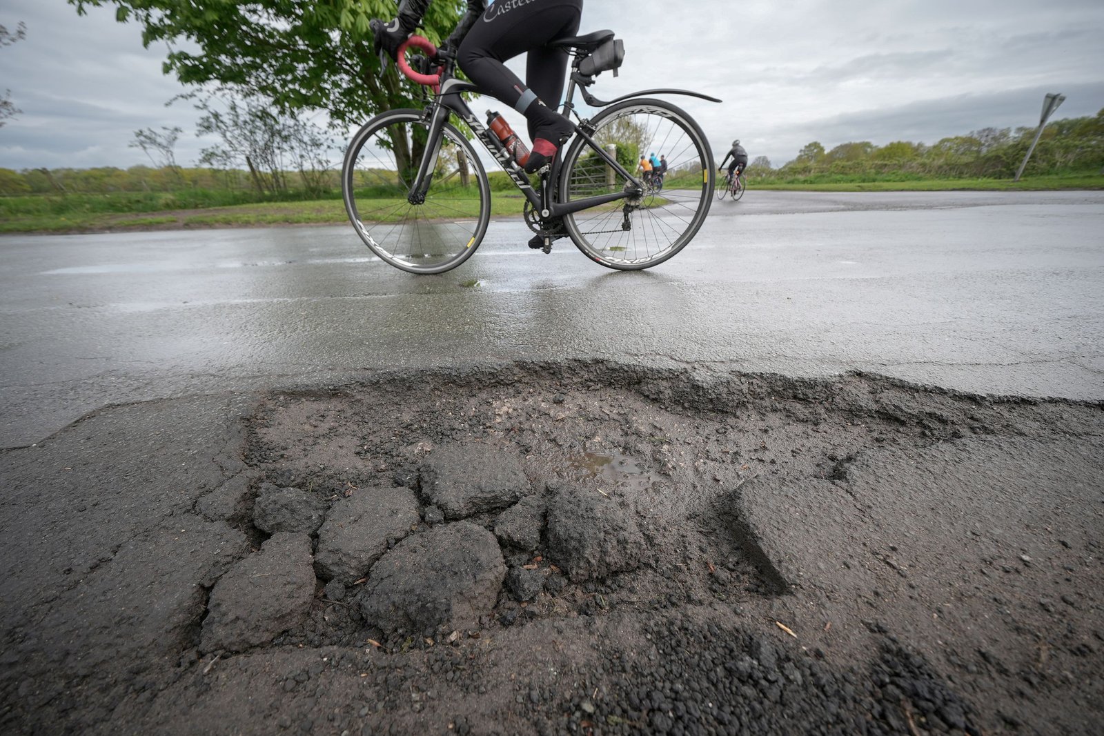 Un bache arruinó mi paseo en bicicleta y me rompió la rueda, pero pudo haber sido mucho peor