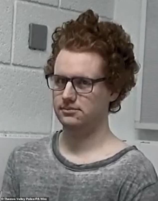 El agente especial pedófilo que ahora se identifica como mujer es llamado “monstruo” en los tribunales por las víctimas de violación, incluida la niña a la que comenzó a cuidar cuando tenía 12 años.