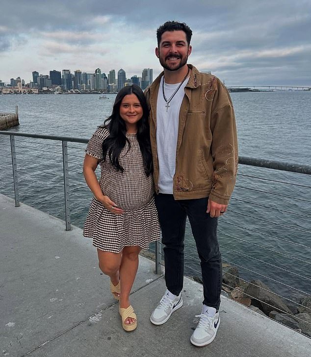 La desconsolada esposa de la estrella de los Dodgers, Alex Vesia, asiste al ‘agridulce’ día inaugural de la MLB después de la muerte de su hija