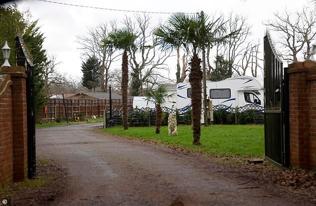 Revelado: Los viajeros que asediaron la millonaria aldea de Surrey con DIEZ parcelas alquilan caravanas por hasta £ 900 al mes
