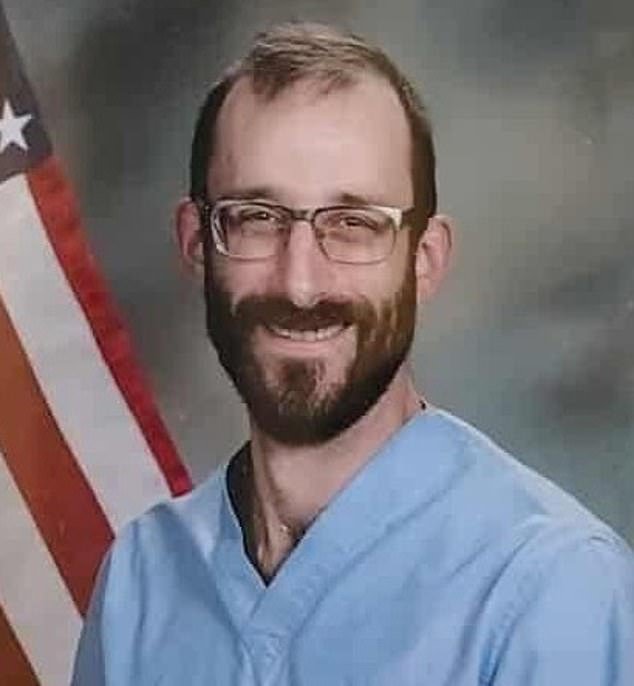 La madre de Alex Pretti rinde un desgarrador homenaje a su hijo en el que habría sido su 38 cumpleaños