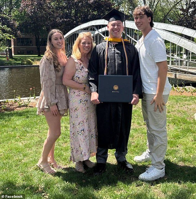 La estrella del hockey de la escuela secundaria de Rhode Island cuyo padre trans asesinó a su familia ayuda emocionalmente al equipo a ganar el título