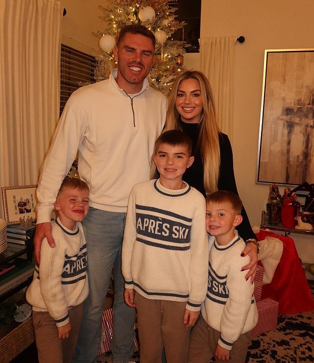 La estrella de los Dodgers, Freddie Freeman, y su esposa Chelsea brindan información actualizada sobre el bebé después de recurrir a la subrogación debido a problemas de fertilidad.