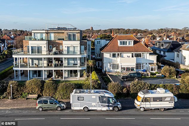 Los residentes furiosos de casas costeras valoradas en un millón de libras están arremetiendo contra una flota heterogénea de furgonetas camper estacionadas durante meses fuera de sus propiedades y cuyos propietarios no tienen que pagar impuestos municipales ni siquiera cargos de estacionamiento.