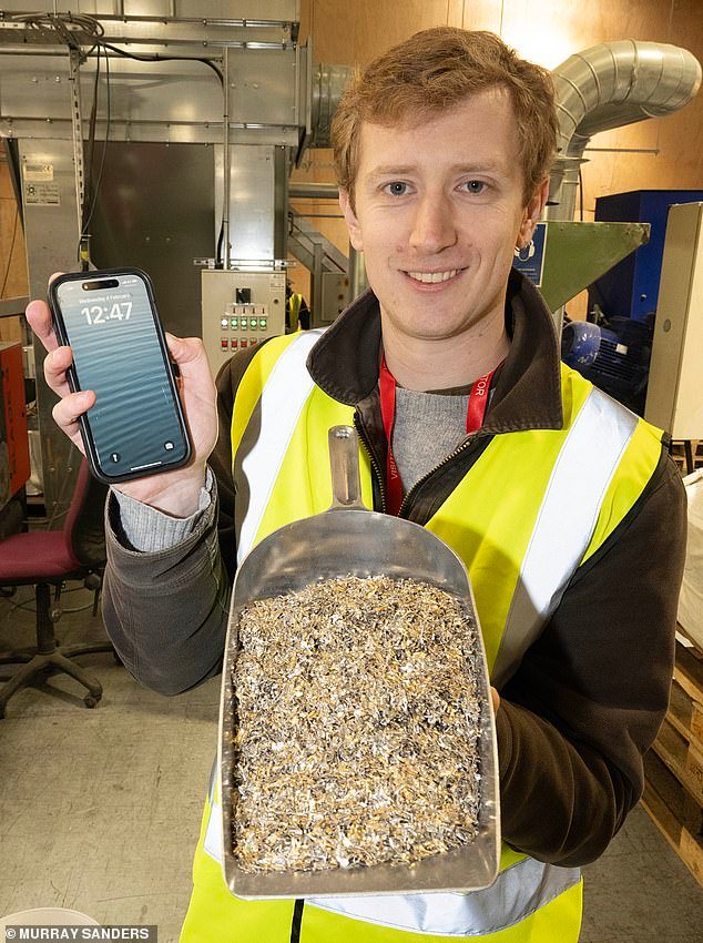 La mina de oro en los suburbios de Suffolk: FRED KELLY visita a los científicos que encontraron una manera de ganar millones con placas de circuitos de los años 60 y sus viejos teléfonos móviles