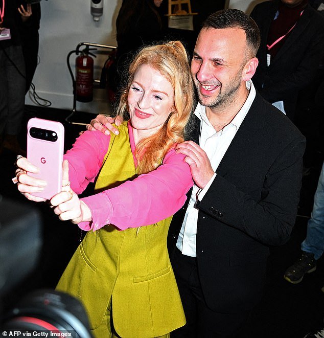 La policía investiga la “votación familiar” en las elecciones parciales de Gorton y Denton y no encuentra “ninguna evidencia” de violaciones después de que Reform UK se quejara de “trampas”