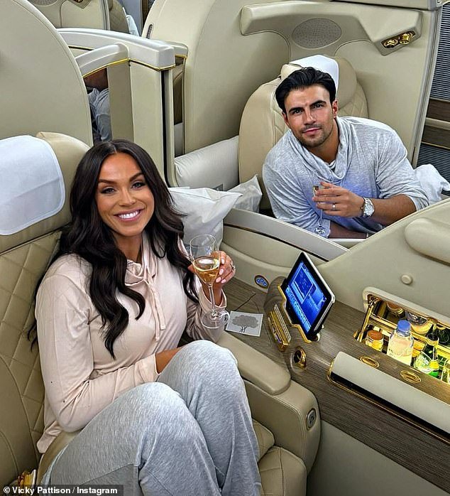 Influencers aterrorizados se apresuran a buscar refugio en Dubai después del ataque con aviones no tripulados iraníes a un refugio para expatriados