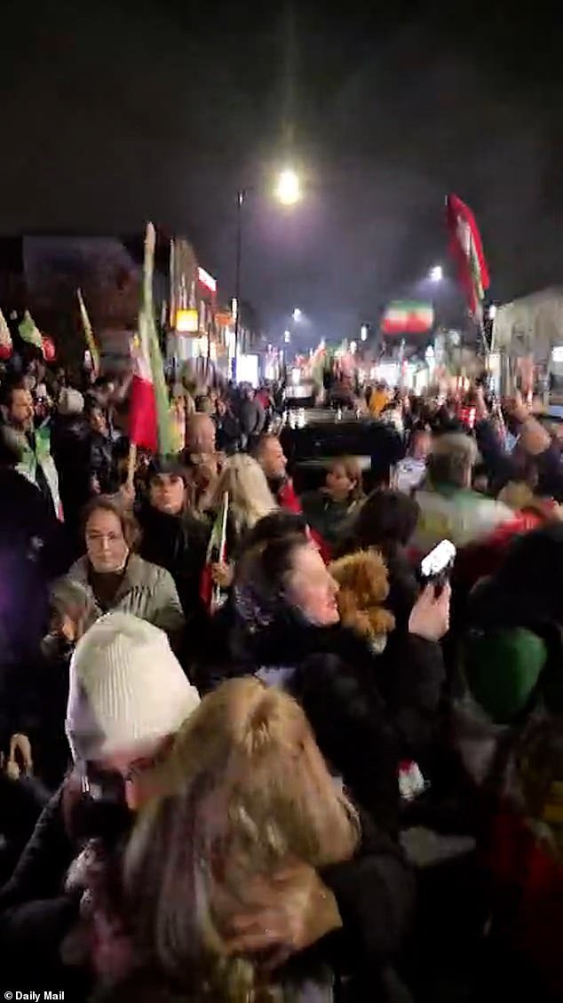 Las calles de Londres están paralizadas mientras la gente jubilosa toca música, reparte rosas y ondea banderas iraníes para celebrar la muerte del ayatolá Ali Jamenei.