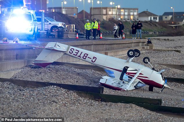 Un avión se estrella en una popular playa del Reino Unido cuando el piloto se ve obligado a “arrastrarse desde los restos al agua”