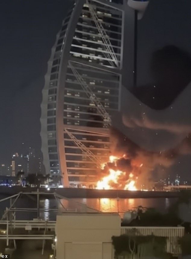 Británicos aterrorizados atrapados en fuego cruzado mientras los mulás lanzan un ataque suicida con aviones no tripulados contra complejos turísticos de Dubai