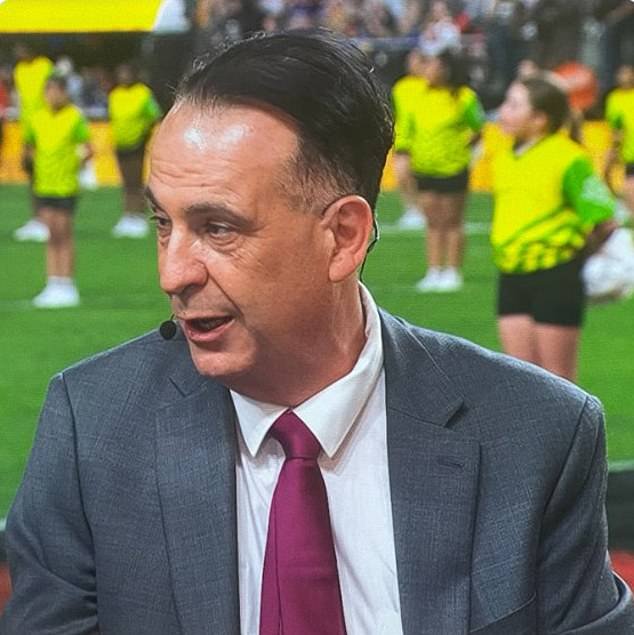 Los fanáticos del fútbol acusan al jefe de la NRL, Peter V’landys, de conseguir “uno de los trabajos de tinte para el cabello de todos los tiempos” mientras estrena una nueva apariencia llamativa en Las Vegas.
