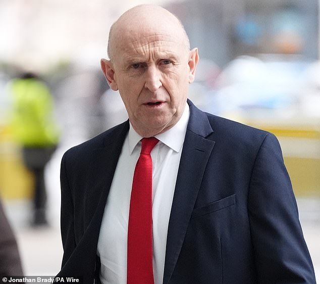 Los misiles disparados contra Chipre y los ataques “alcanzan por poco” a las tropas británicas en Bahrein mientras Irán “ataca” tras el ataque de Donald Trump, mientras el nivel de amenaza terrorista del Reino Unido está “bajo revisión”