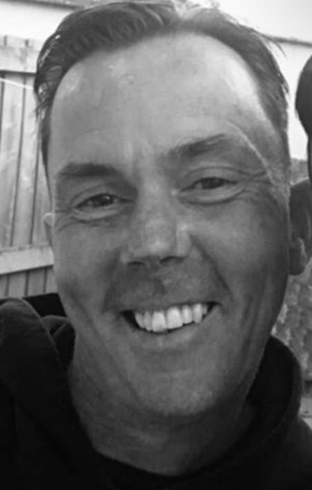 Se rinden homenajes al hombre “amoroso” que murió tras ser sacado del agua en el centro de la ciudad, mientras arrestan a una mujer de 30 años