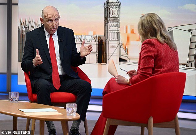El laborista John Healey se niega a decir SEIS VECES si Gran Bretaña apoya los ataques de Donald Trump contra Irán y si son legales, a pesar de que Canadá y Australia apoyan las acciones de Estados Unidos e Israel.