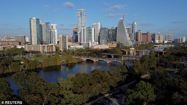 Tiroteo masivo en Texas deja al menos tres muertos y 17 heridos después de que un hombre armado abriera fuego en un bar