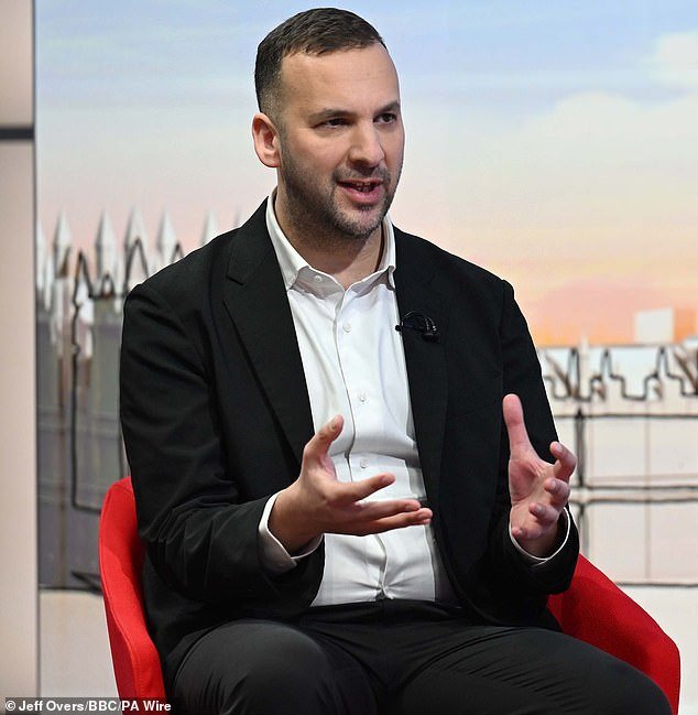 El líder verde Polanski dijo que era “absolutamente escandaloso” que Gran Bretaña no hubiera condenado el ataque “ilegal y no provocado” de Trump contra Irán y dijo que el Reino Unido debería cortar los lazos con Estados Unidos.