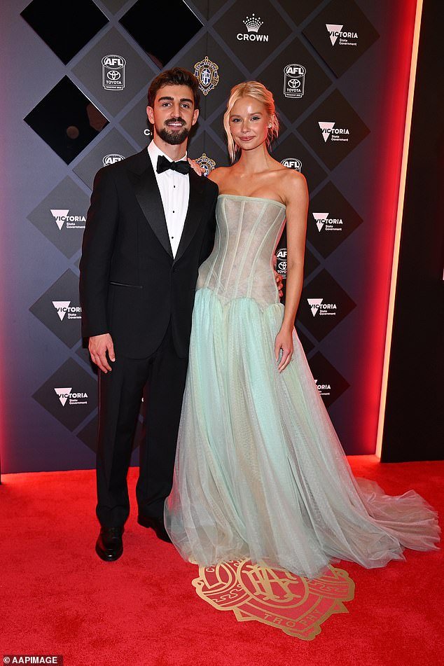 La superestrella del fútbol Josh Daicos y su glamorosa prometida hablan sobre sus planes de boda y ella revela por qué lo apodó ‘HAB’.