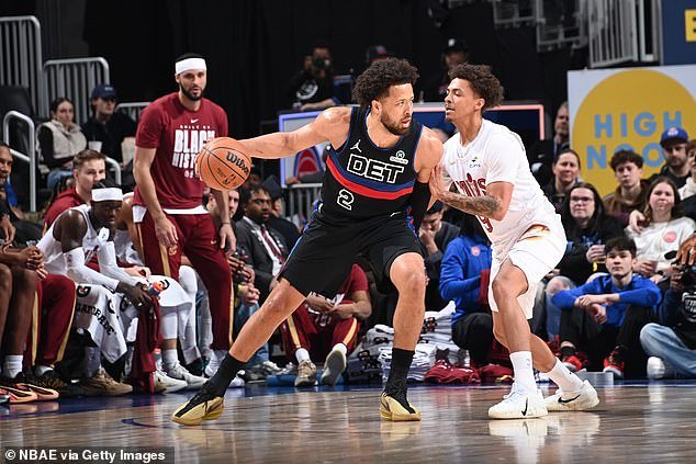 El juego de la NBA sufre un gran retraso debido a un extraño mal funcionamiento de la bocina que deja a los jugadores tapándose los oídos