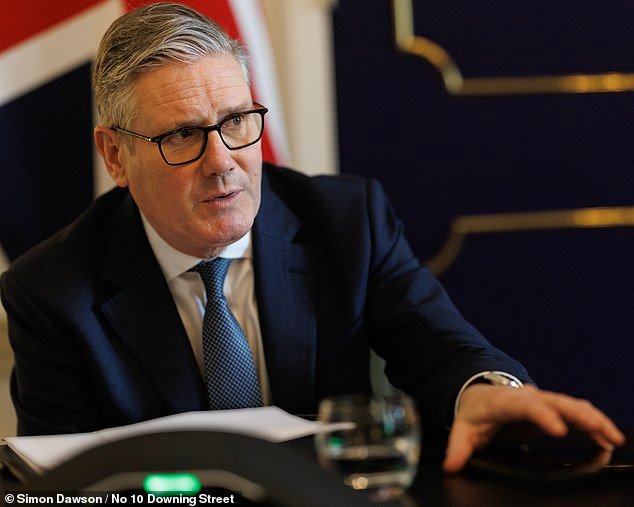 Los índices de audiencia de Keir Starmer caen a un nuevo mínimo tras el desastre de las elecciones parciales de Gorton y Denton, y la mitad de los votantes laboristas están considerando cambiarse a los Verdes.