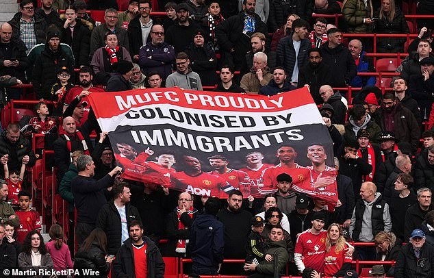 Los fanáticos del Man United respondieron a los comentarios del copropietario Sir Jim Ratcliffe sobre la inmigración con una pancarta