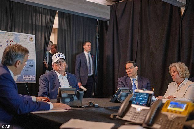 Trump rompe el silencio sobre las tropas estadounidenses muertas en la guerra de Irán mientras el presidente da una sombría advertencia al Daily Mail: “Podría volver a suceder”