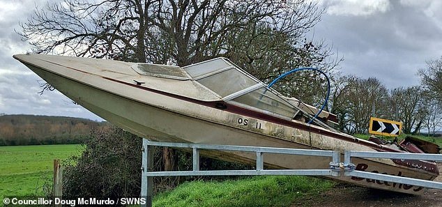 Indignación cuando volcadores arrojan una lancha rápida entera en una zona rural a más de 50 millas del mar