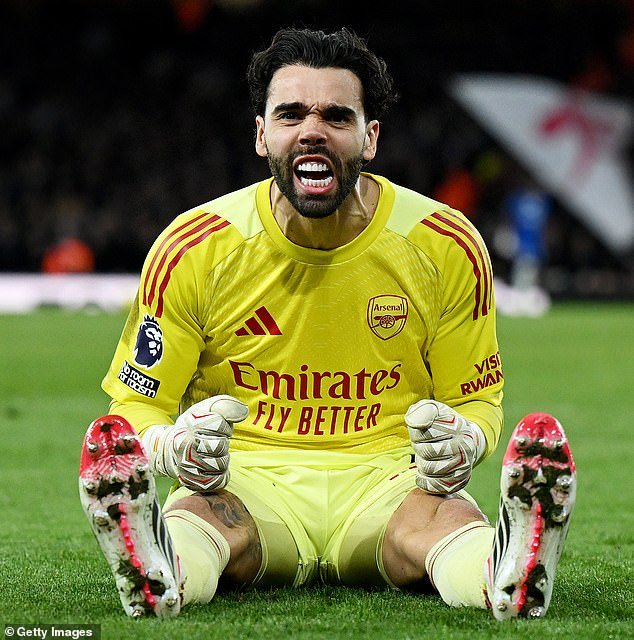 ¡Mi corazón casi se detuvo! Mikel Arteta agradece a David Raya por su parada en el tiempo de descuento contra el Chelsea que salvó al Arsenal… y lo mantuvo cinco puntos por delante del Man City en la carrera por el título de la Premier League.