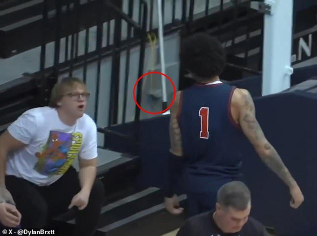 Estrella del baloncesto universitario suspendida por su propio equipo por acto repugnante hacia un aficionado contrario durante el partido