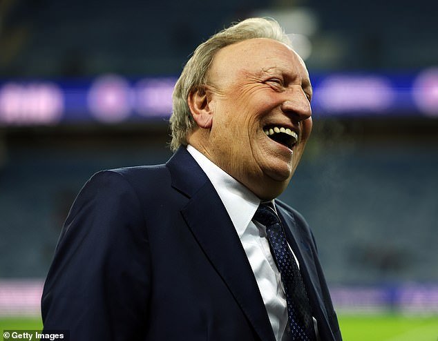 El legendario entrenador de fútbol sale de su retiro a los 77 años para asumir su puesto número 21 como entrenador con su ex equipo.