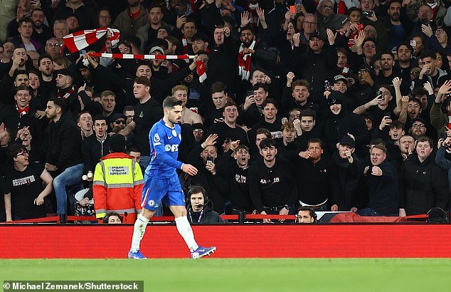 Los fanáticos del Chelsea están hartos del estúpido autosabotaje que descarriló su temporada después de que una NOVENA tarjeta roja resultara costosa nuevamente en el Arsenal; no es de extrañar que llovieran malas palabras sobre Pedro Neto, escribe KIERAN GILL