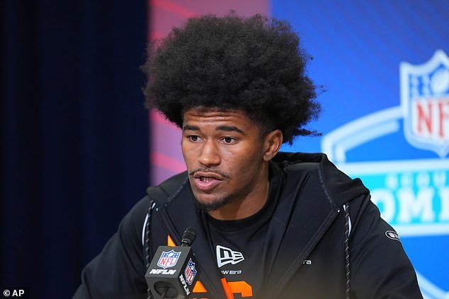 Los fanáticos elogian a KC Concepción, que se dirige a la NFL, por luchar contra la tartamudez severa al hablar con los periodistas en Combine