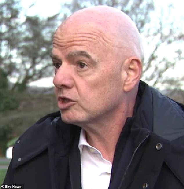 El presidente de la FIFA pide la expulsión de los futbolistas que se tapan la boca tras riña racista con Vinicius Jr.