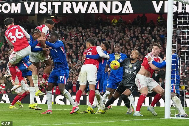 ISAAN KHAN: El Arsenal superó los gemidos del público de los Emirates para profundizar y ganar esta batalla de desgaste contra el Chelsea… pero no pueden seguir confiando en los córners y en el genio de David Raya.