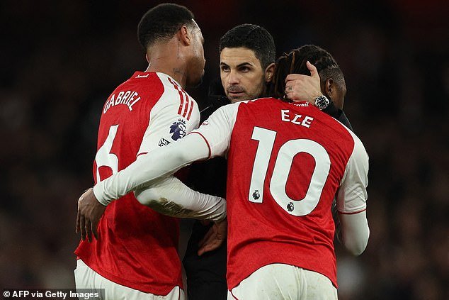 ¿El Chelsea te puso contra las cuerdas, Mikel? El dinámico Arteta quedó atónito cuando un periodista preocupado le preguntó si tenía un OJO NEGRO después de la aplastante victoria del Arsenal por 2-1 sobre el Chelsea.