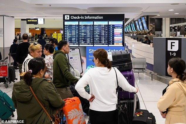 ¿Estás viajando al extranjero? Advertencia urgente para los australianos ante el estallido de la guerra en las principales rutas mundiales