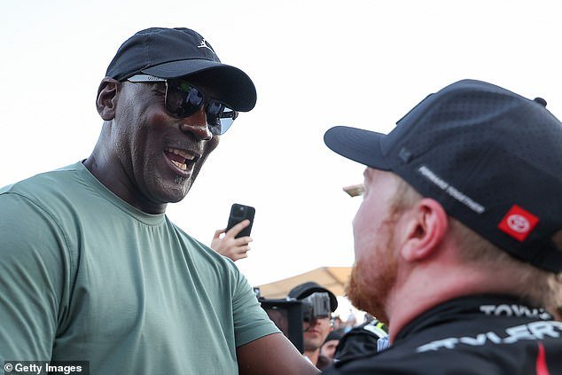 Michael Jordan bromea diciendo que “simplemente invirtió dinero” después de la victoria récord de su equipo de NASCAR en Texas