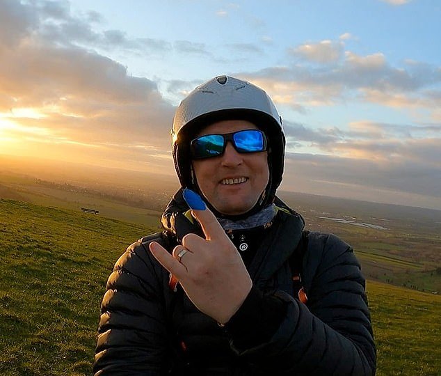 En la foto: Paracaidista ‘experimentado’, de 49 años, murió mientras realizaba un salto con traje de neopreno con un amigo en el aeródromo de Devon