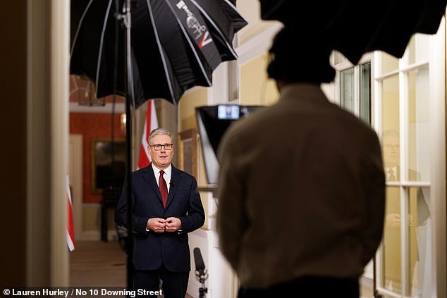 El ‘débil’ Starmer se enfrenta al colapso laborista y exige que los Comunes voten tras un ‘giro de sentido’ para permitir a Trump lanzar ataques ‘defensivos’ contra Irán desde bases militares del Reino Unido