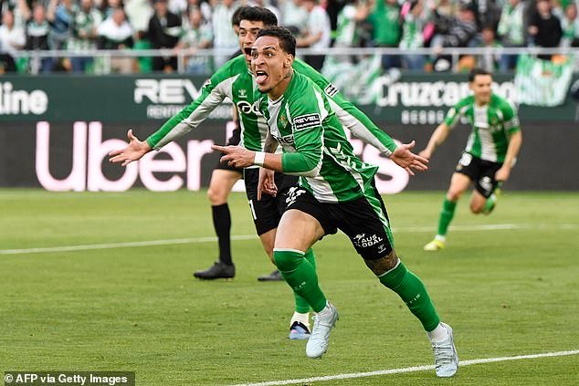 Antony, ex fracaso del Man United, anota, pero luego se enfrenta a los furiosos fanáticos del Real Betis después de desperdiciar una ventaja de 2-0 en Sevilla.