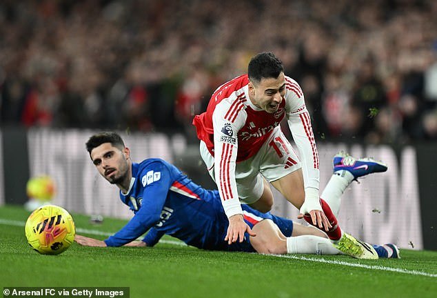 Toda la cultura del Chelsea alimenta su arrogancia e indisciplina. Le dan un brazalete a un jugador que cantó una canción racista y su central tiene 50 puntos en su licencia… no es de extrañar que esta lluvia de camisetas sin mangas con licencia reciba tantas tarjetas rojas.