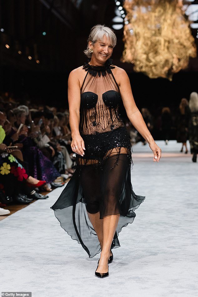 ¿Es Layne Beachley la persona más en forma de Australia a sus 53 años? La leyenda del surf deslumbra con un vestido transparente en un desfile de modas