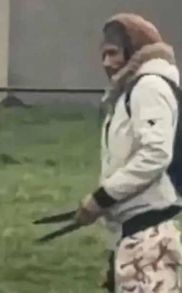 El sospechoso del ataque con cuchillo en Edimburgo ‘intentó entrar en la guardería’: el hombre ‘que dejó a dos personas heridas y saqueó la tienda’ arrestado después de un enfrentamiento de siete horas con la policía